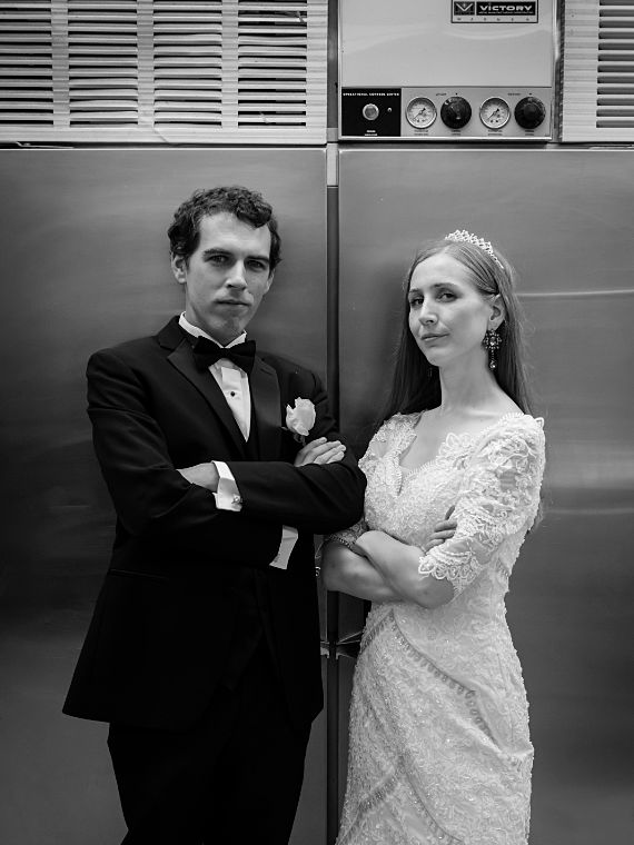Brautpaar vor Edelstahlk&uuml;hlschrank