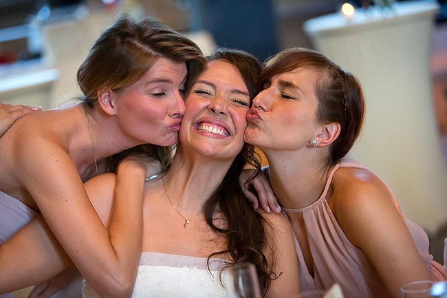 Girls with bride making duckfaces